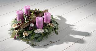 Couronne de l'avent contemporaine dans une assiette sur pied décoré d'étoiles blanches. Lumiere Sur La Tradition Des Bougies De L Avent