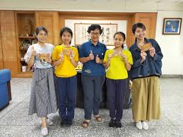 李玟萱 (wenshiuan lee)說讚 深夜的有感而發 今天辦公室來了一位年輕的新同事, 下了班之後他發了封mail給大家 信件裡從一開始跟大家打招呼, 並且自我介紹說明他的職位名稱以及他的工作內容、他的直屬主管是誰, 最後也請大家多多指教, 再附上他的簽名檔 這封信. è¨Šæ¯å…¬å'Š