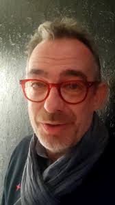 En quelques mots je vous...