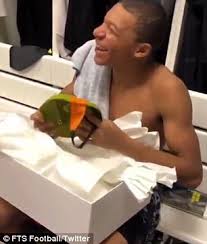 لقطات جميلة سلاحف النينجا بدون انترنت apk is a entertainment apps on android. Psg Players Prank Kylian Mbappe With Donatello Mask Daily Mail Online