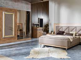 Rüyada yatak odası takımı almak kendisine rahat bir hayat kurmak için çok hayırlı bir yoldan geçeceğine ve sorun yaşadığı bir kişi ile karşılaşacağına, uykusunda ne kadar bel ağrısı çekerse o kadar rahatlayacağına alamet eder. Ruyada Mobilya Gormek Ne Anlama Gelir