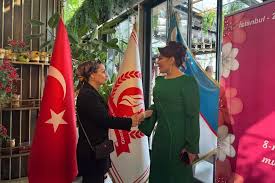 Türk Sanatçı ve Yazar Sayime Serra Erdoğan'a Özbekistan'da Vatan Onuru  Nişanı