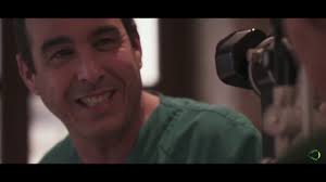 Dr. Ernesto Alonso Juárez, especialista en Oftalmología.