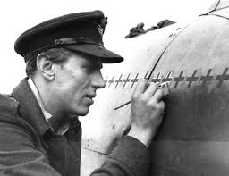 Everyone loves the "Bent Wing Bird" of the Commemorative Air Force Dixie  Wing, but do you know WHY the inverted gull wings were so important to the  aerodynamics of the Corsair? 📸Gary