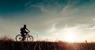 Un lungo percorso ciclabile tra le colline piemontesi, patrimonio ...
