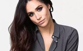 Recent, pe internet, circulă un zvon potrivit căruia regina elisabeta a angliei preferă să bea numai vin românesc. Ce Au In Comun Meghan Markle È™i Regina MamÄƒ Elisabeta