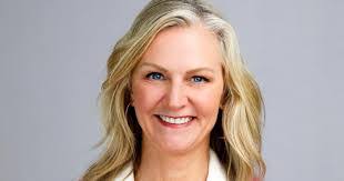 Lisa Bank's Instagram, Twitter & Facebook