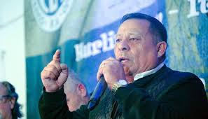 Jorge D'Andrea, pope del gremio de Sanidad de zona oeste que aparece de  ambos lados del mostrador