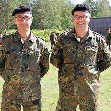 Find great deals on ebay for bundeswehr uniform. Grune Ein Gruner In Uniform Ozdemir Erntet Nach Bundeswehr Besuch Spott Politik