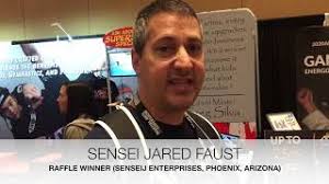 In front of a packed crowd at the Bellagio Hotel