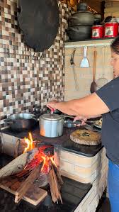 Me esquentando no fogo do fogão a lenha . #comida #frio #inverno #receita  #roça #marido #casal #casamento