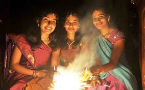 Perkataan deepavali merupakan gabungan perkataan dipayang beerti cahaya dan perkataan gavali yang beerti barisan. Kisah Disebalik Sambutan Deepavali Diwali Festival Cahaya Masyarakat Hindu Iluminasi