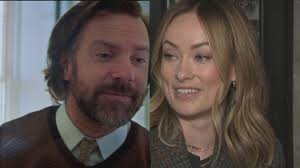 Watch a trailer for the series. Jason Sudeikis On How Olivia Wilde Helped Inspire His New Apple Tv Plus Series Exclusive Entertainment Tonight