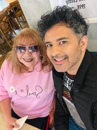 Olga Muñiz Martinez el amor de una persona que te sigue es inigualable  porque no te piden nada y te dan todo! Olguis tiene más de 6 años  siguiéndome y vino desde