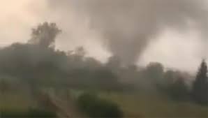 Een tornado heeft donderdag in het zuiden van tsjechië voor enorme schade gezorgd. Egi7sybimmm2um