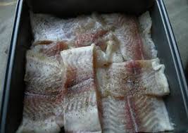 Lele panggang baik dengan kentang atau nasi, anda dapat secara terpisah menyajikan jamur dengan krim asam, saus pedas, dan raznosoly tradisional. Berapa Lama Untuk Memanggang Ikan Waktu Persiapan Di Oven