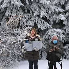 Bernie sanders attended joe biden and kamala harris's inauguration ceremony wearing an appropriate winter attire along with mittens. Fccxqlzszcj9mm