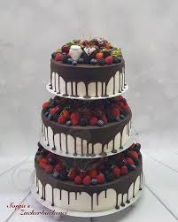 Hochzeitstorte Drip Cake Auf Etagere Torte Hochzeit Hochzeitstorte Hochzeitstorte Ausgefallen
