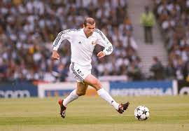Играл за «канн», «бордо», «ювентус», «реал мадрид» и. Vintagefooty On Twitter Zinedine Zidane Playing For Real Madrid In The 2002 Champions League Final Http T Co 4iiebyq2dk