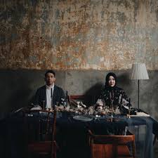 Perpaduan antara kerudung pink dengan baju hitam adalah salah satu yang pas karena akan menggabungkan aura feminim sekaligus tomboy pada. 9 Inspirasi Prewed Tema Dark Eksentrik Ala Risa Saraswati Dimasta
