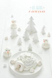 Meringue Igloo Filled With Chocolate Mousse Snowman Meringues The Winter Scene With 3d Paper Trees Is Divine Mousse Au Chocolat Recette Meringue Noel