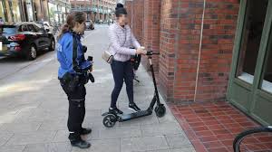 Bis Zu 300 Euro Bussgeld Polizei Jagt Illegale E Roller Hamburg Bild De Polizei Roller Bussgeld