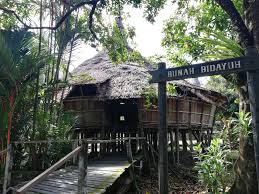 Sarawak terkenal dengan pecahan kumpulan etnik yang tersendiri. Sarawak Culture Village Lokasi Pelancongan Utama Untuk Kenali Lebih 30 Etnik Suku Kaum Sarawak Libur