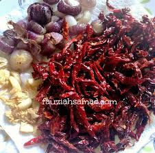 Sambal ikan bilis or ikan bilis sambal (dried anchovies cooked in spicy paste) is synonymous with nasi lemak in malaysia. Sambal Bilis Garing Dan Rangup