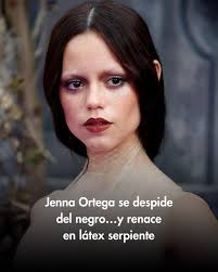 Jenna Ortega impactó en la alfombra roja de los Globos de Oro 2026 con un  vestido negro audaz lleno de cut-outs y flecos, reafirmando su estilo  gótico y sofisticado 🖤. El diseño