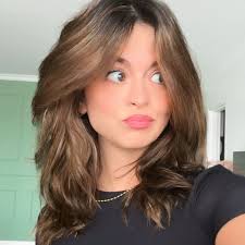 La sphère est le solide de largeur constante avec le plus grand volume. On  pense que les solides de releaux sont les solides de largeur constante avec  le plus petit volume, mais