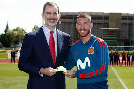 El escudo de la segunda república española fue el símbolo heráldico oficial del estado, empleado por las instituciones públicas del país entre 1931 y 1939. Rei Entrega Faixa E Sergio Ramos E Escolhido Como Capitao Da Espanha Para Copa Do Mundo