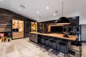 Avec ce modèle de cuisine en bois attitude dans ce modèle du fabricant de cuisine haut de gamme perene, l'îlot central se transforme en un véritable chef d'œuvre de design associant le bois précieux du palissandre à une finition minérale noir mat. 1001 Variantes De La Cuisine Avec Ilot Central Moderne Et Stylee Ilots Central Cuisine Cuisine Design Moderne Amenagement Cuisine Ouverte