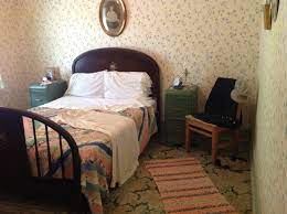 In other rooms, we also may see large prints used on wallpaper and barkcloth pinch pleats, often tropical. Master Bedroom In The Conductor S House At The Railway Museum Gorgeous 1940 S Style Research For My Next Series Of No 1940s Home Decor 1940s Home 1940s Decor