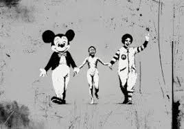 80 Oeuvres De L Artiste Banksy Qui Vous Feront Voir Le Monde D Une Autre Facon Avec Images Art Banksy Street Art Banksy Banksy Graffiti