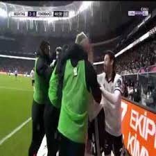 Beşiktaş'ın golcüsü burak yılmaz, fenerbahçe maçında beklentilerin altında kalan performansı nedeniyle oldukça üzgün. Burak Yilmaz Goal Besiktas Jk 3 Vs 0 Fenerbahce Sk Troll Football