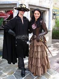 The famous, daredevil defender of the poor has made us hold our breath in lots of swashbuckler films. Zorro Kostum Selber Machen Maskerix De Zorro Costume Bonnie And Clyde Halloween Costume Couples Costumes
