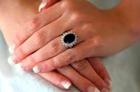 Almost everyone knows that kate middleton's engagement ring used to belong to prince william's mother, princess diana, but there's a lesser known story that's coming to light. Kate Middleton S Engagement Ring Ringspo