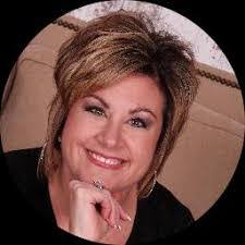 Raquel Pace's Instagram, Twitter & Facebook