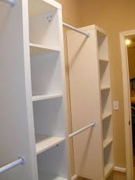 10 Ideias Que Mostram A Versatilidade Da Estante De Nichos Cheap Bookcase Dressing Room Closet Custom Closet