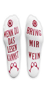 Lustige Socken Mit Spruch Auf Der Sohle In 2020 Geschenke Fur Weinliebhaber Lustige Socken Lustige Geschenke