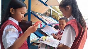 Gambar kartun anak sekolah membaca buku animasi memang sekarang ini sedang banyak dicari oleh sebagian orang disekitar kita salah satunya kalian. Jadi Ruang Ilmu Pojok Kelas Bisa Dimanfaatkan Untuk Perpustakaan Mini Intens