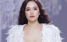Mặc dù rời xa ánh hào quang của làng giải trí đã lâu, nhưng mai phương thúy vẫn nhận được rất nhiều sự quan tâm và ủng hộ của khán giả. Mai PhÆ°Æ¡ng Thuy Sau 15 NÄƒm Ä'Äƒng Quang Tá»« Hoa Háº­u Váº¡n NgÆ°á»i Me Ä'áº¿n Ä'áº¡i
