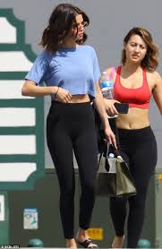She paired the look with white sneakers, perfect for dancing in the. Selena Gomez Street Style 2017 Selena Gomez Black Leggings Outfit Black Leggings Selena Gomez The Weeknd