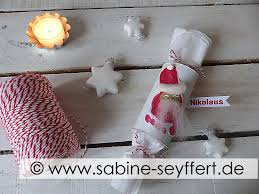 Weihnachtlicher Bastelspass Fur Den Nikolaustag Aus Fussabdrucken Nikolause Oder Weihnachtsmann Gestalten Und Basteln Mit Kindern Basteln Weihnachten Basteln