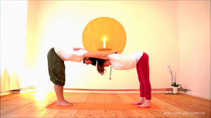 Es geht aber auch ohne. Yoga Ubungen Fur Zwei Ubungen Fur Partneryoga 5 2 Ubungen