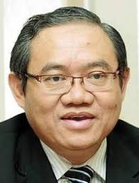 The recipient of this award receives the title tan sri and his wife puan sri. Um S Prof Ghauth Stays On For Second Term The Star