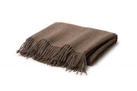 Alpaka decke nora von steiner, 150x190 cm, ungefärbte alpakawolle und merinowolle atmungsaktiv, weich und anschmiegsam. Baby Alpaka Decke Titicaca Braun Kaufen Der Alpaka Shop