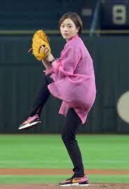 210418 #ishiharasatomi to throw the ceremonial first pitch at suntory dream match for the 7th consecutive year, the game is planned to be held on may 17 in tokyo dome satomi always did different pitching techniques by various players every year #石原さとみ #이시하라_사토미. Ixqybbzqgmwmqm