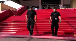Ils ne rateraient le festival de cannes pour rien au monde, espèrent approcher au plus près des stars et se disputent le moindre centimètre sur le trottoir face au tapis rouge: Tapis Rouge Sur Les Marches Du Palais Des Festivals Et Des Congres De Cannes Youtube