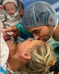 Enrique Iglesias presentó a su cuarto hijo junto a Anna Kournikova, y  reveló el conmovedor significado detrás de su nombre que dejó a todos  sorprendidos. 👶💙 La pareja, que ya tiene tres